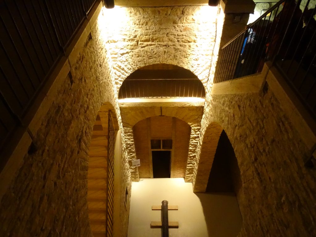 Le grand escalier du Fort de Bron. Au bas présentation d'un fût de canon