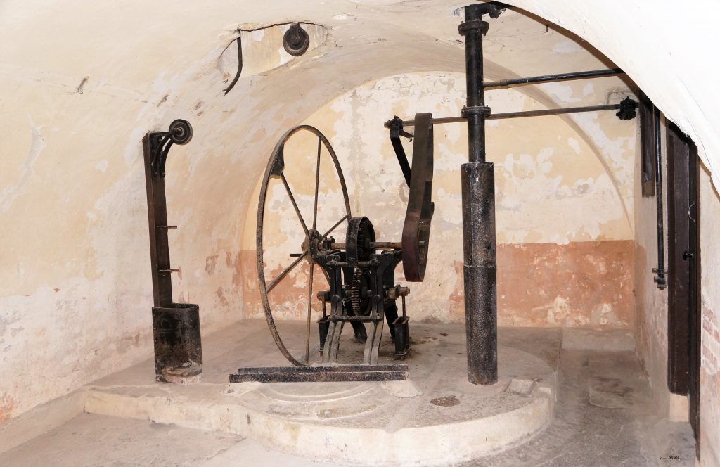  Der Brunnen und seine Pumpe  . Fort de Bron - France