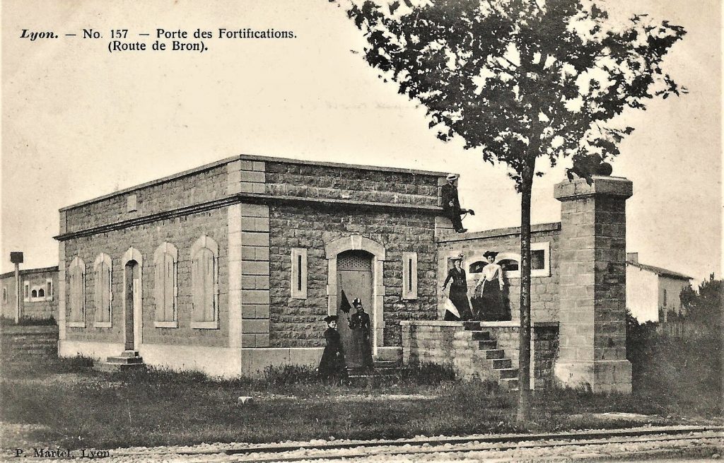 Porte de l'enceinte urbaine de 1884 entre Lyon et Bron.