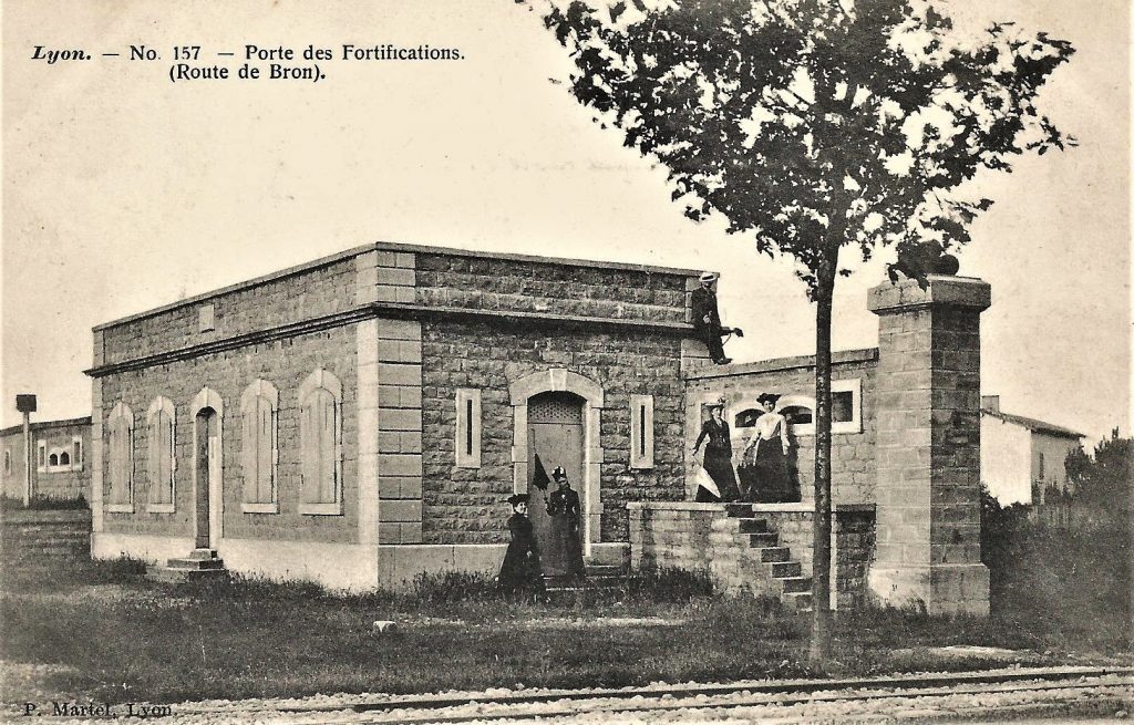 Porte de l'enceinte urbaine de 1884 entre Lyon et Bron.