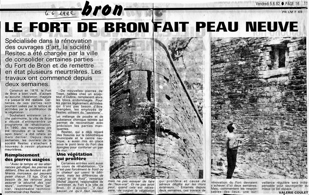 Réfection des meurtrières des murs avec des pierres de Trept au Fort de Bron en  juin 1992