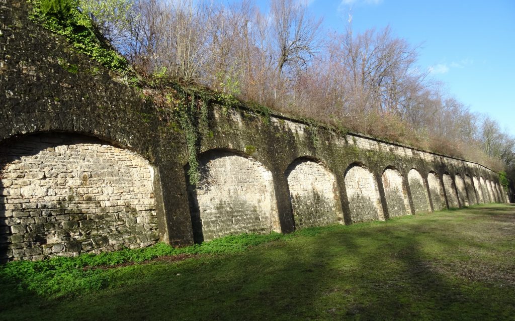 Mur de contrescarpe du Fort montrant les décharges en berceau et le remplissage en pierre du mur de masque.
