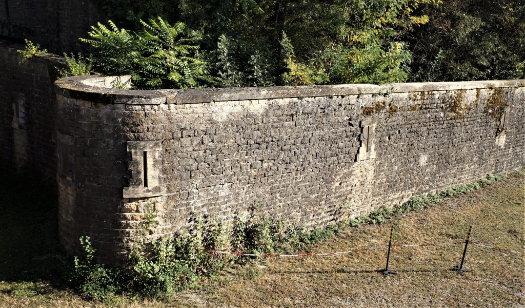 Mur d'escarpe vu des fossés du Fort de Bron.