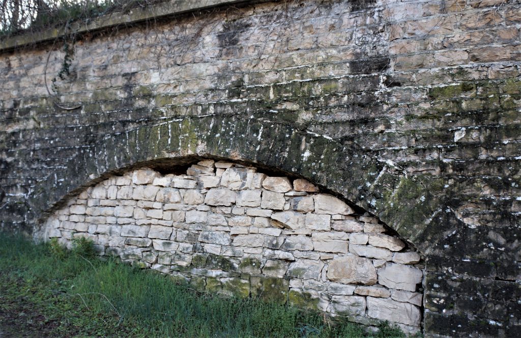 Le mur de masque du mur de contrescarpe est formée de pierres sèches.