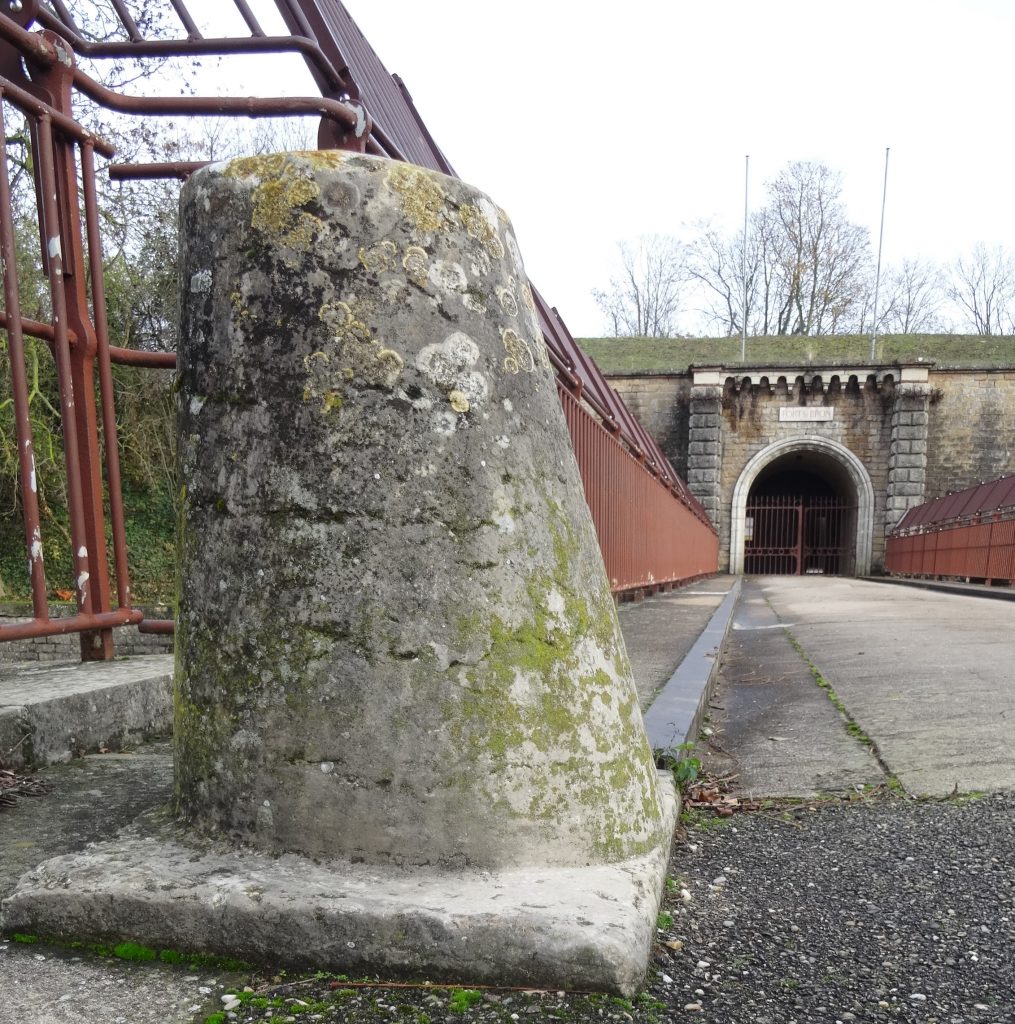 Au premier plan du pont dormant se trouve une borne. Elle permettait de limiter le passage des véhicules tractés.