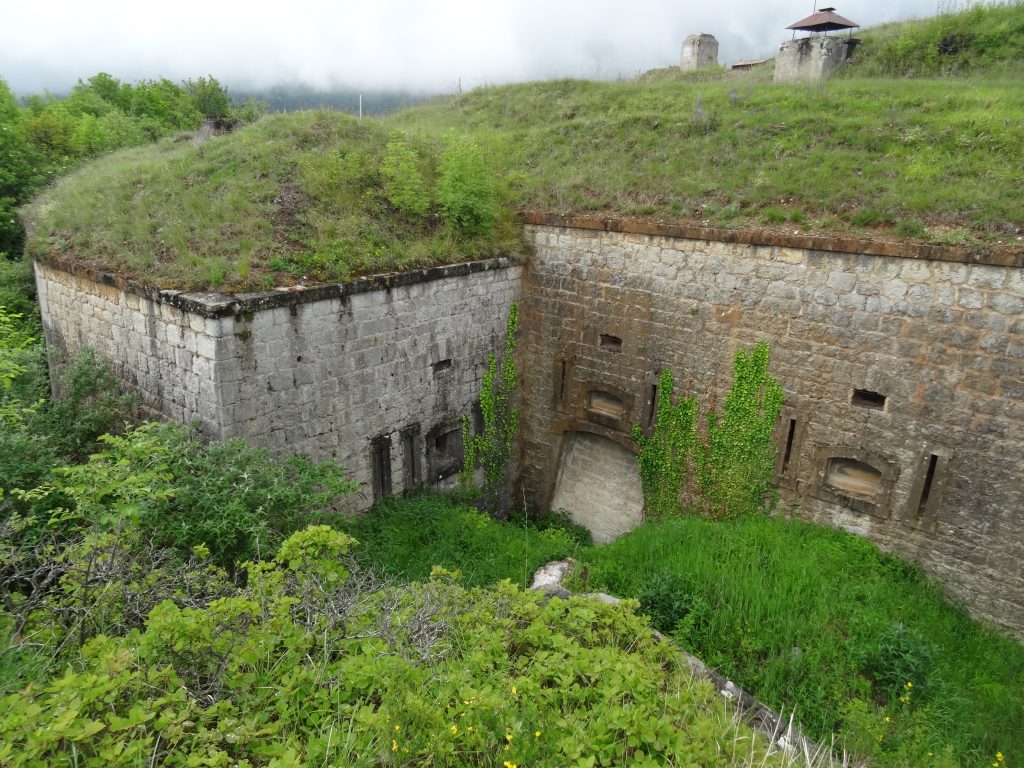 La double caponnière du Fort de Comboire et le fossé de tête.