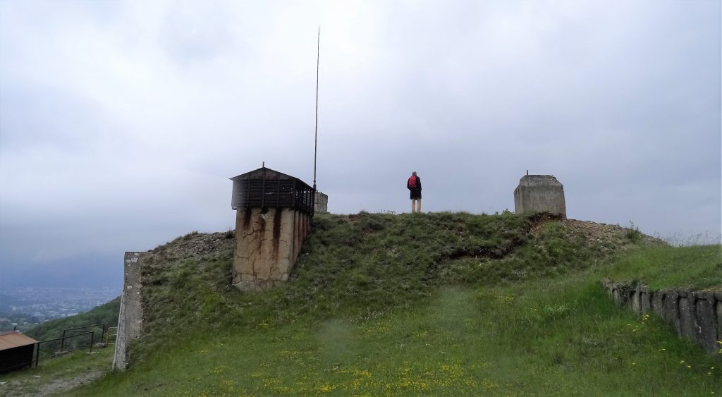 Paratonnerre du magasin à poudre et conduits d'aération sur la couverture en terre de l'ouvrage