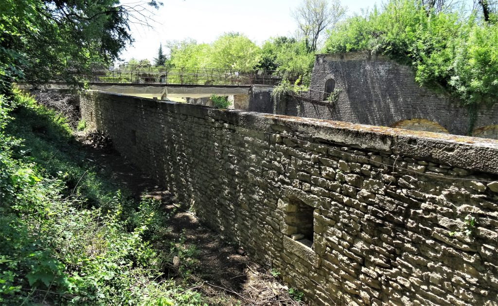 Chemin de ronde du Fort de Bron - ( le ravelin et le pont dormant visibles en arrière plan)