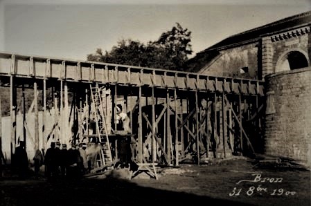 Pont dormant  du Fort de Bron en 1900 : son coffrage
 (Gallica- revue du Génie) 