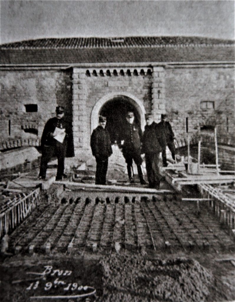 Au premier plan, des armatures sont posés sur le pont dormant du fort de Bron, un épandage de béton a été ensuite réalisée. cinq soldats posent sur la photo.