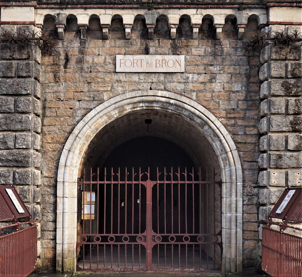 La baie de l'entrée du Fort de Bron est  encadrée par deux pilastres .