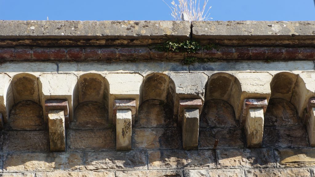 La décoration crénelée de la partie supérieure de la façade de l'entrée Fort de Bron est soulignée par le présence des briques rouges.