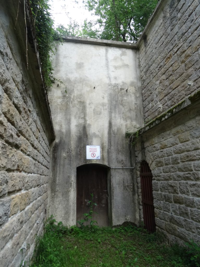 Sortie du magasin à poudre montrant au fond la porte du vestibule et sur la droite la sortie de la galerie d'assainissement.