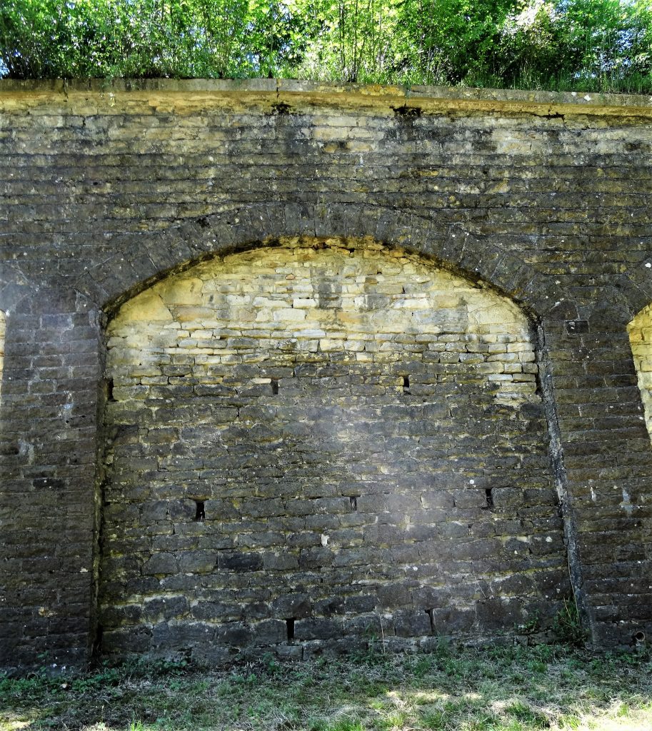 Le mur de masque construit sous les arceaux du mur de contrescarpe est percé d'orifices permettant l'évacuation de l'eau du talus.