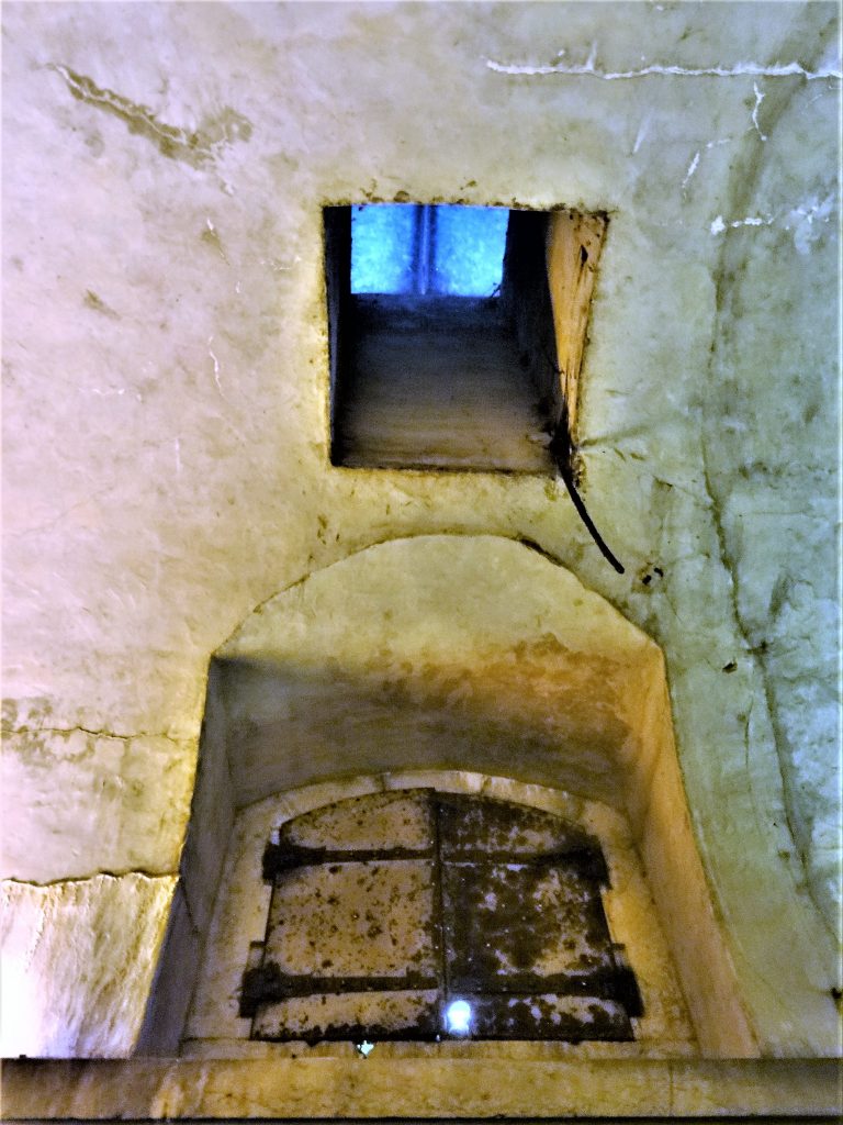 Photo du vestibule montrant le volet blindé de la chambre de stockage et la baie  de lumière et d'aérage au plafond