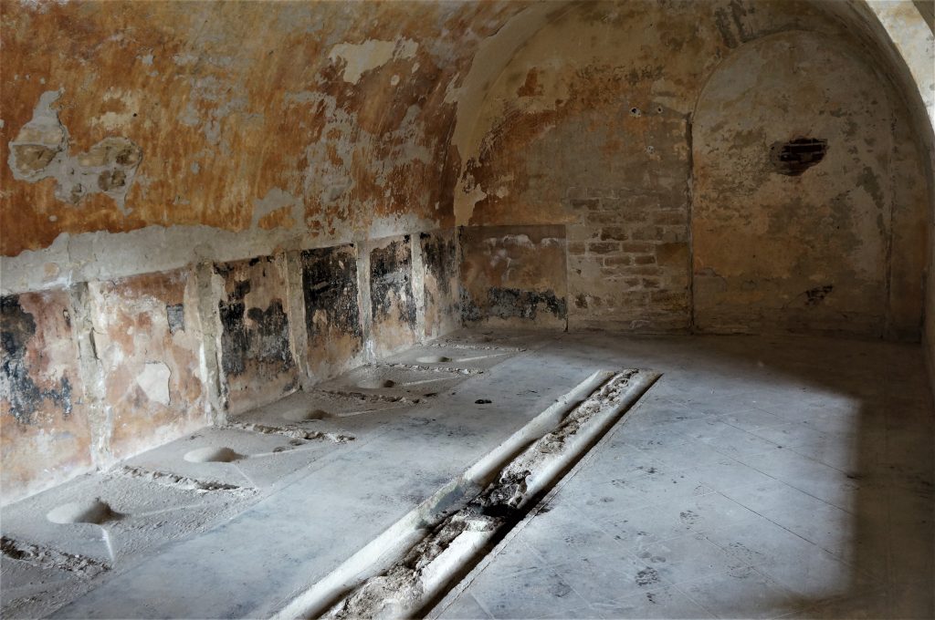 Les latrines du Fort et les sièges à la turque