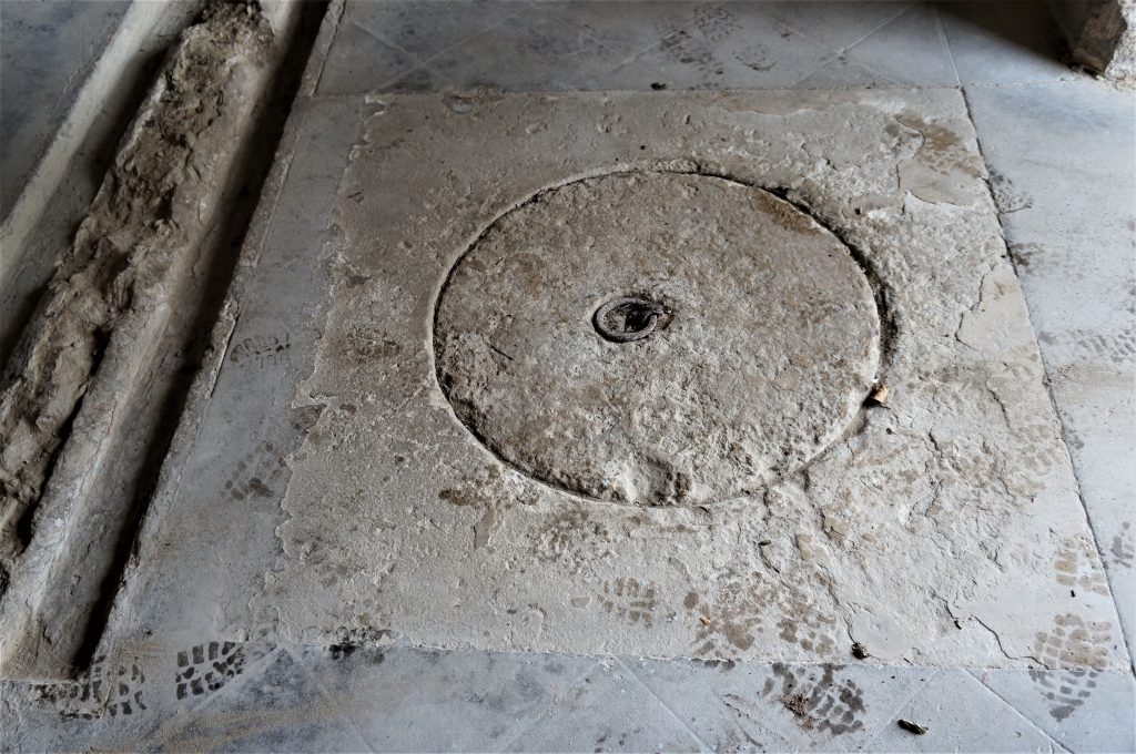 Accès à la fosse des latrines
