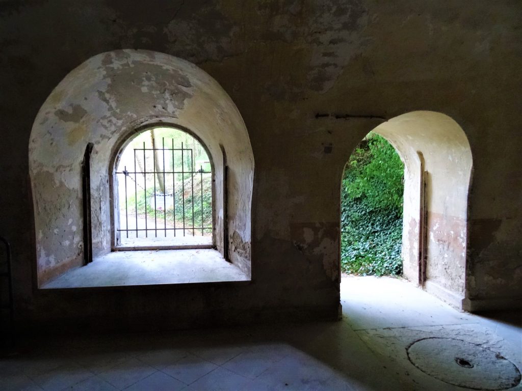 Les latrines du Fort de Bron vues de l'intérieur montrant les ouvertures vers la cour du cavalier.