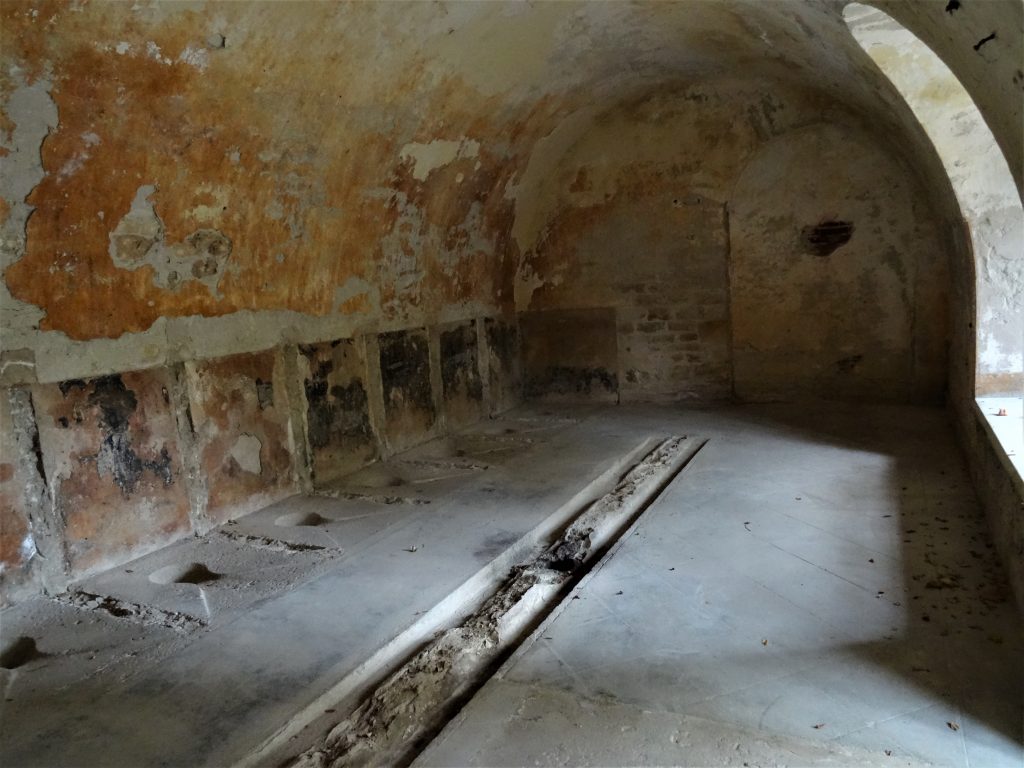 Latrines du Fort de Bron montrant les sièges à la turque.