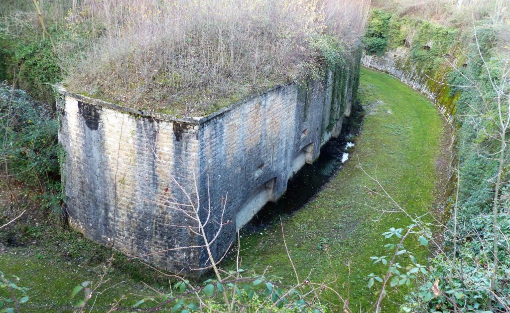 Caponnière du Fort de Bron avec vue sur les fossés et le mur de contrescarpe.