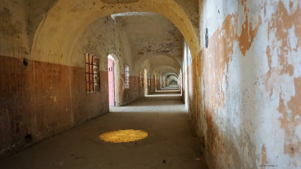 Couloir d’accès aux chambrées du casernement du cavalier du Fort de Bron