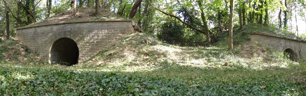 Two casemate bunkers straddling a firing platform