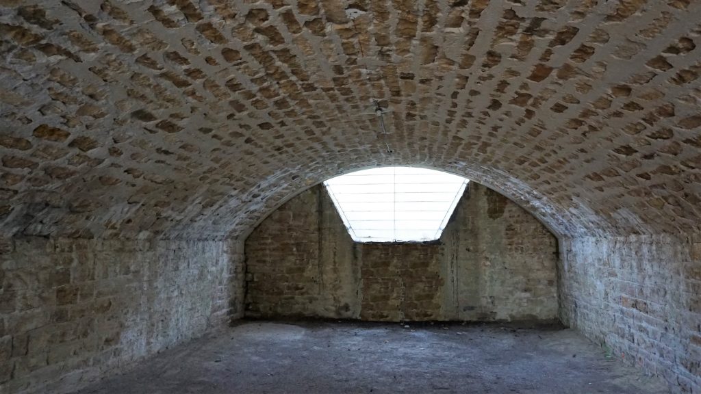 Casemate à tir indirect avec ouverture permettant le tir courbe.