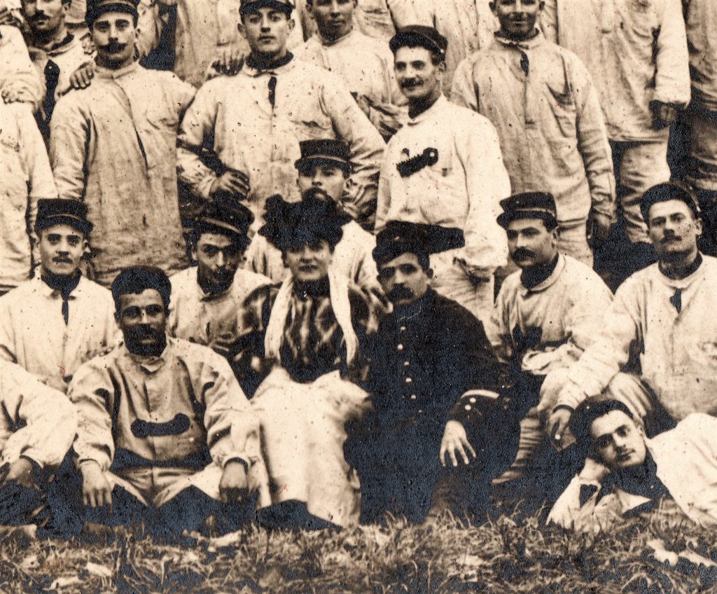 Extrait d'une carte postale ancienne de militaires au fort de Bron