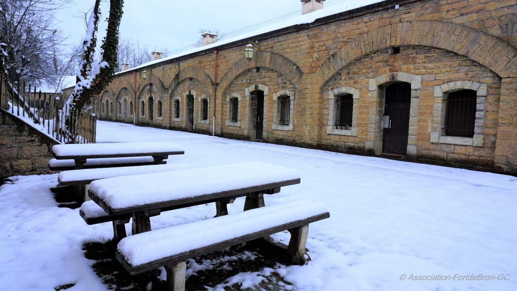 Cour du parados du Fort de Bron sous la neige