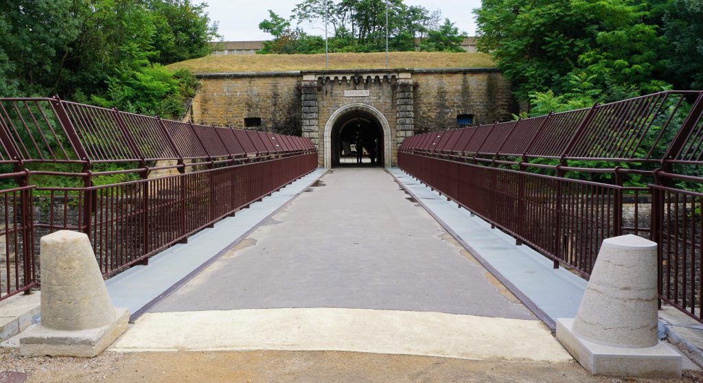 L'entrée du pont dormant du Fort de Bron et ses deux bornes chasse-roues.