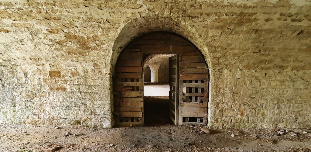 Abri de la cour sud du parados au Fort de Bron