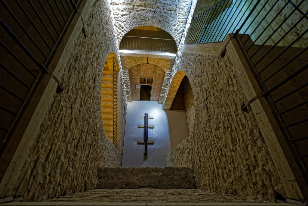 Le grand escalier - ascenseur pour grosses pièces- Fort de Bron