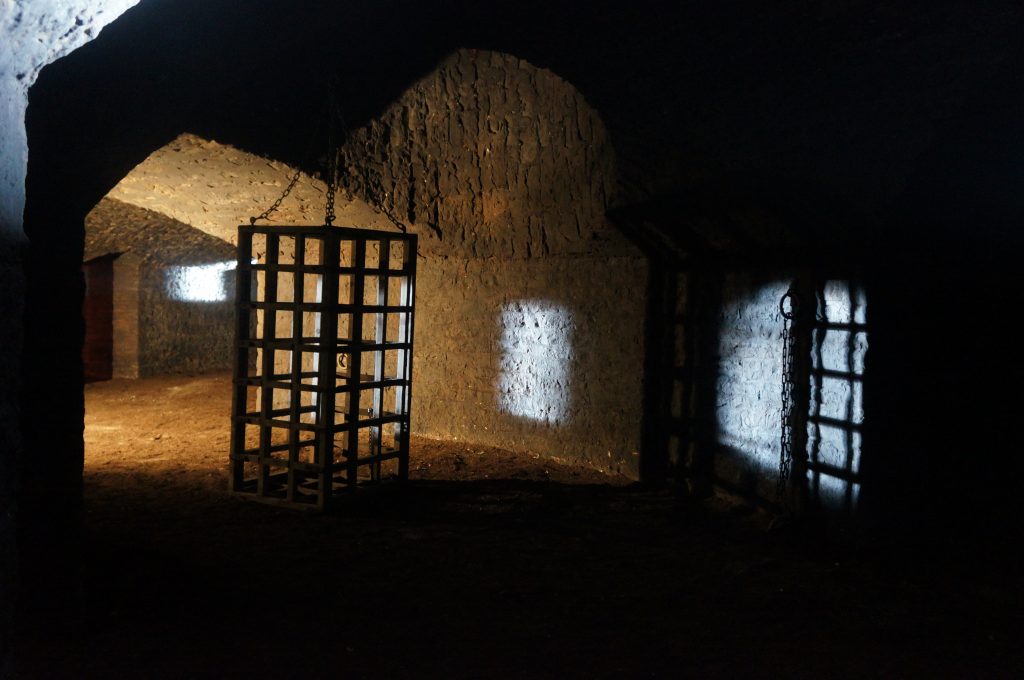  La caponnière et sa cage / lieu de tournage de la prison de Kaamelott 