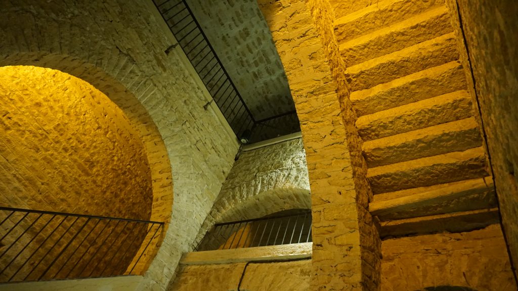 Le grand escalier du Fort de Bron est une cage d’ascenseur pour monter les grosses pièces d'artillerie. 