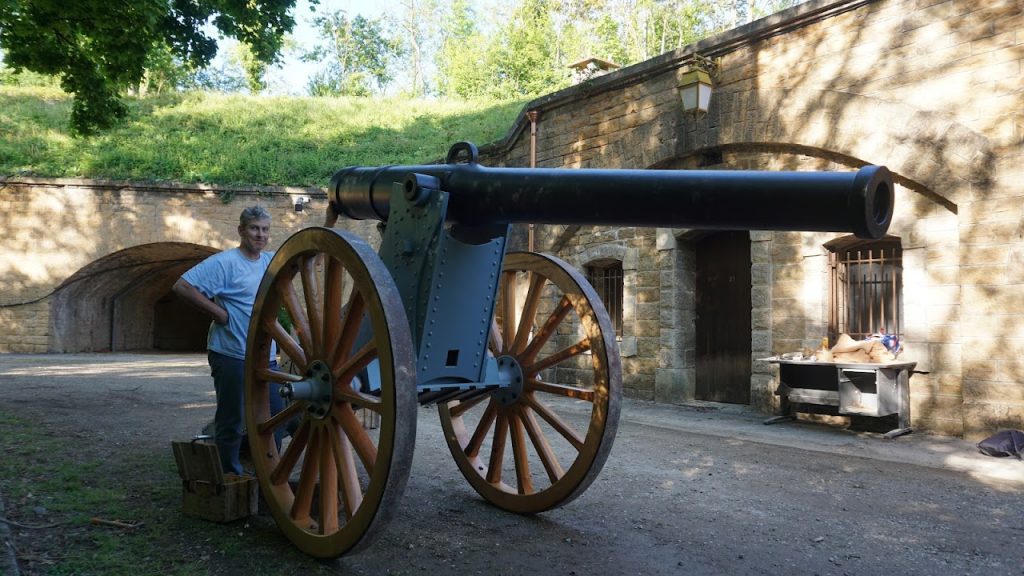 Reconstitution d'un canon 120 de Bange au Fort de Bron