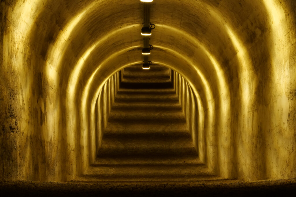Tunnel descente vers la caponnière double fort de Bron