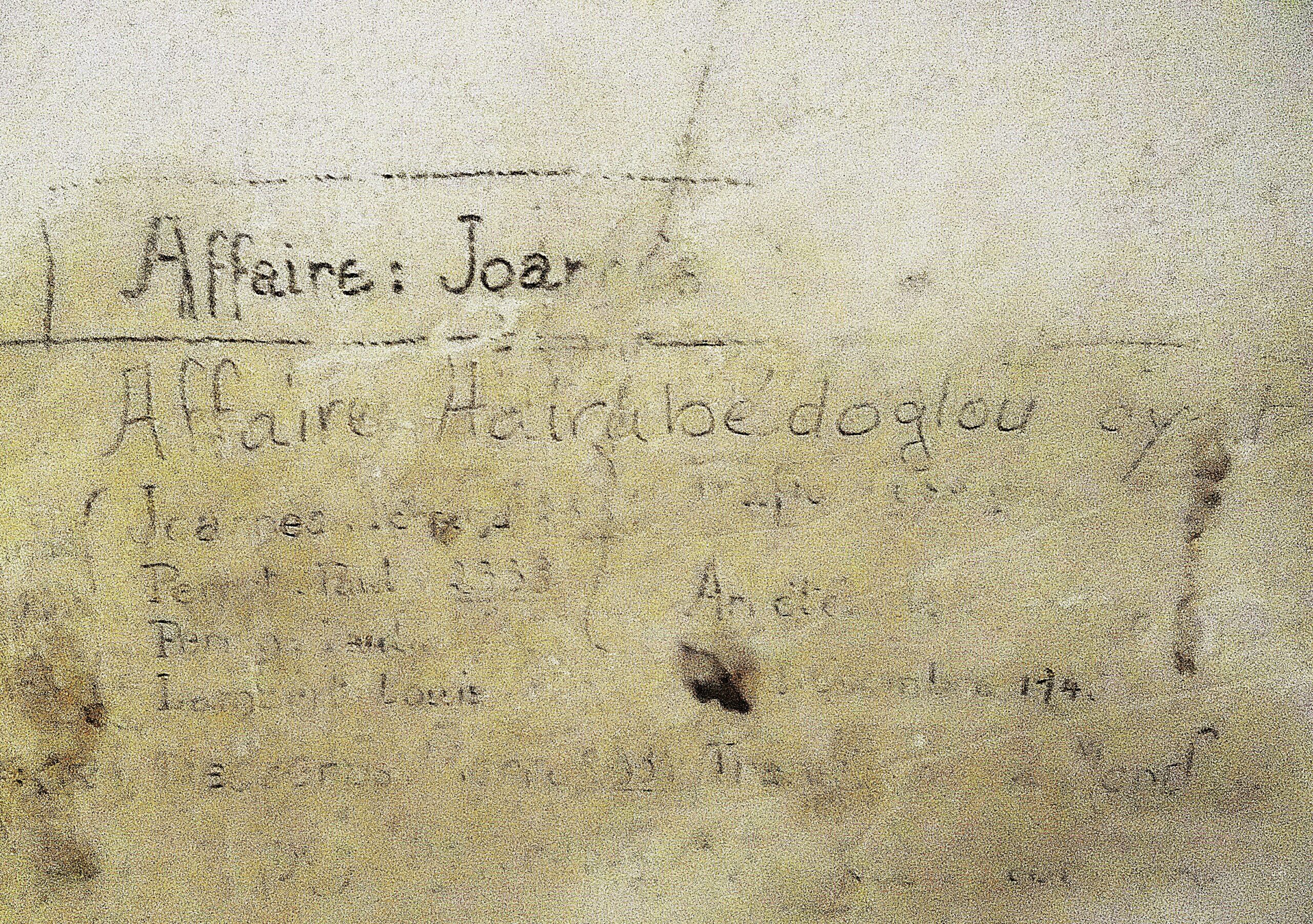 Graffiti historiques dans les murs du Fort de Bron